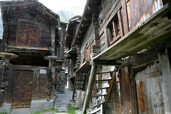Rustic lodging located in this mountain resort town renowned for skiing, climbing and hiking. - click thumbnail image to view full size image.